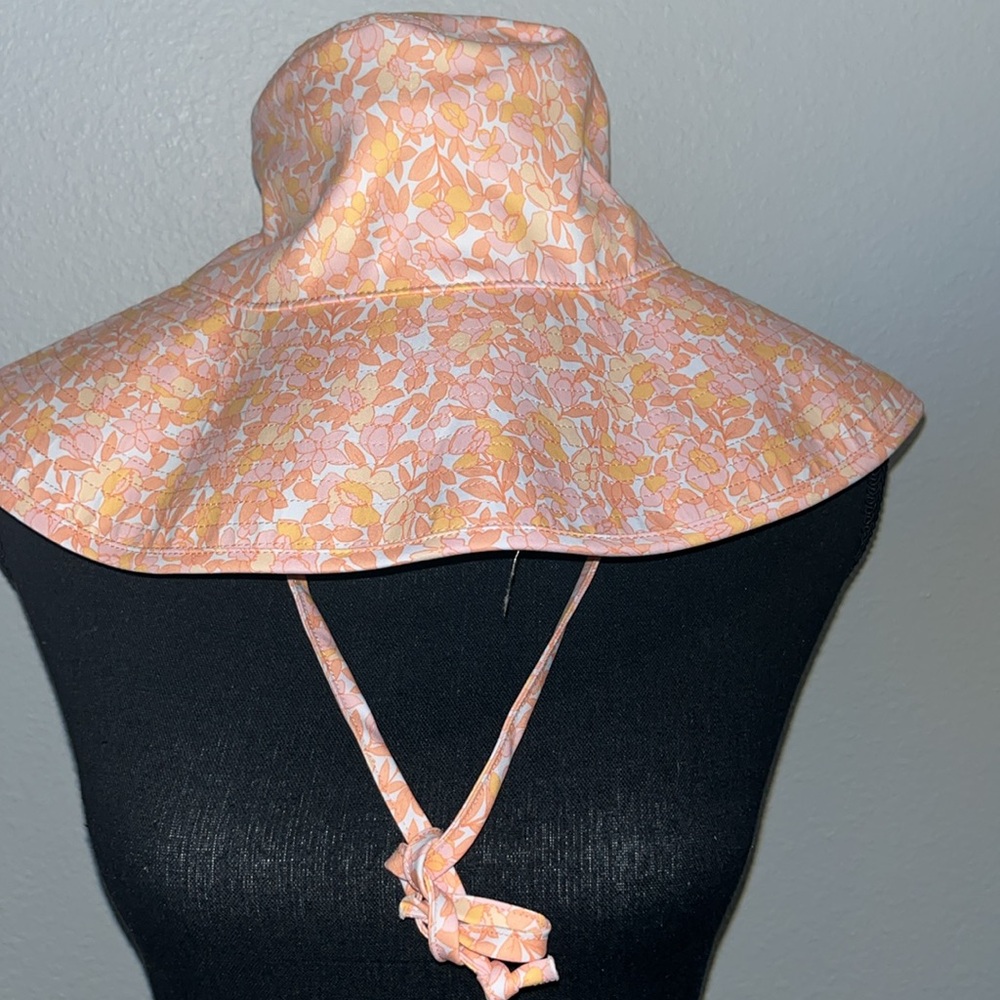 Floral Bucket Hat in Peach and White Feeling shady ! Volcom wide brim hat - Picture 3 of 11